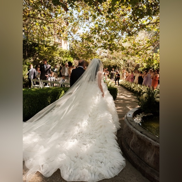 Gorgeous BRIDAL DRESS + VEIL & petticoat included (cleaned & preserved) - Picture 4 of 5